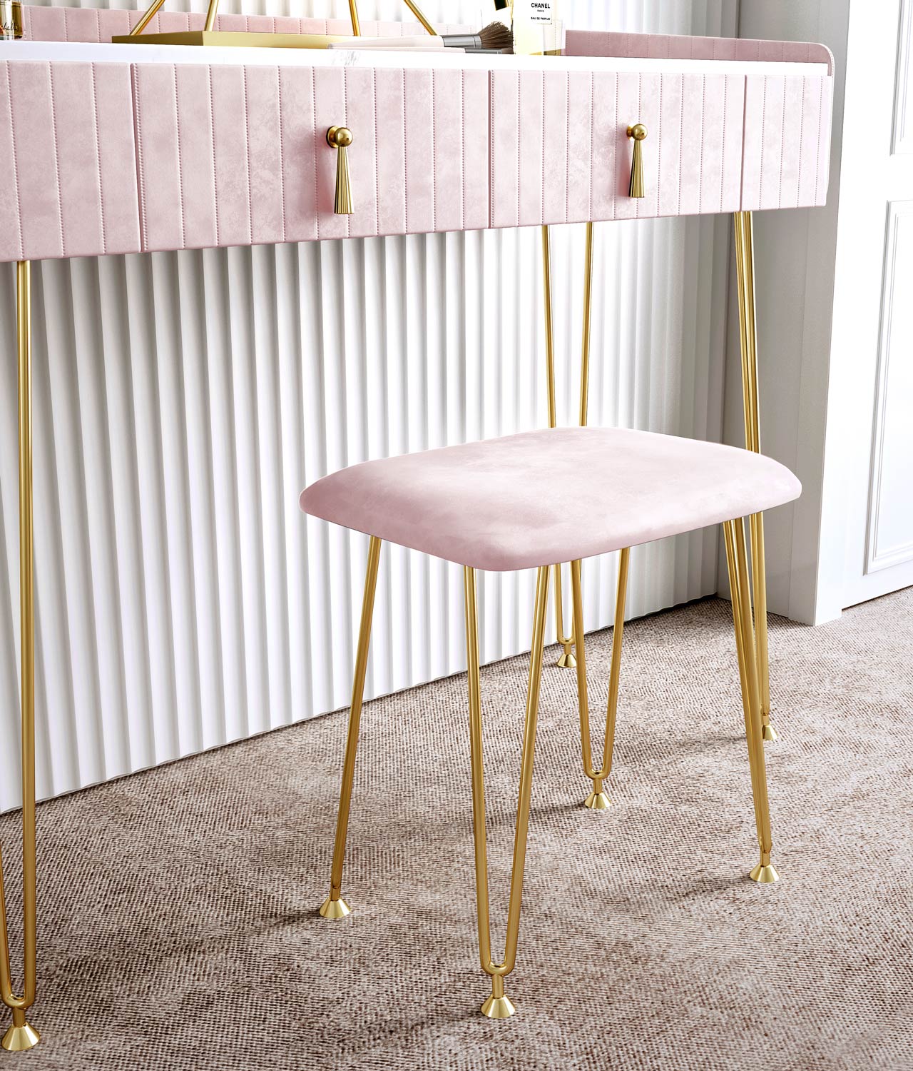 pink and gold dressing room Hiier - What a dreamy dressing room Perfect design and organization by